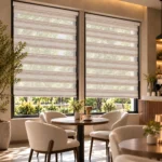 پرده زبرا نسکافهای ۶۵۱۳ با نوارهای طرحدار و خطوط سفید در کافه با دو پنجره و صندلی کرم
